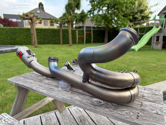 Gebruikte Akrapovic titanium uitlaatlijn